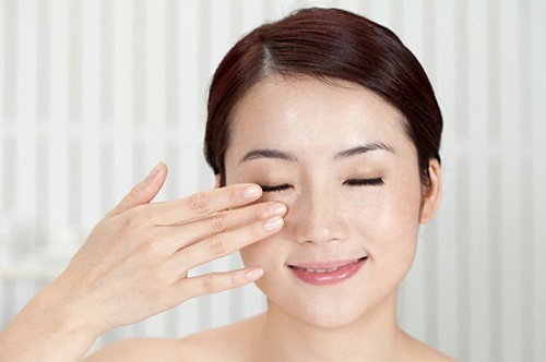 Thuốc bôi tan mỡ mí mắt có thực sự hiệu quả? 3